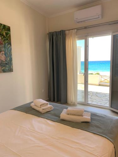 阿齐欧斯·贡多斯Nereides Suites的一间卧室设有一张床,享有海景