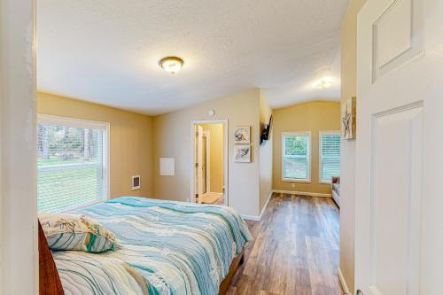 库斯贝Wygant Road Retreat的一间卧室设有一张床和一个窗口