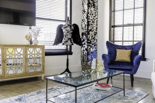 洛杉矶Urban Loft Apartment的客厅配有蓝色椅子和玻璃桌