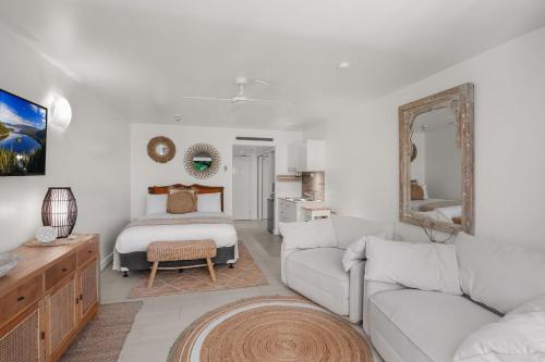 棕榈湾Belle Escapes Drift Beachfront Resort Suite 3409的客厅配有沙发和1张床