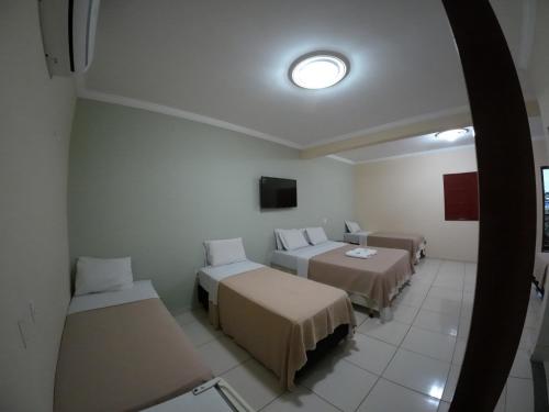 邦热苏斯-达拉帕Hotel Pousada da Lapa的带三张床和电视的客房