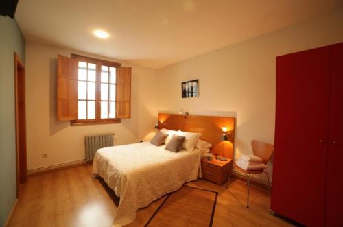 卢戈HOTEL PIORNEDO的卧室配有床、椅子和窗户。