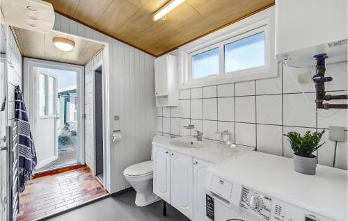 森讷比Beach Front Home In Rm With Wifi的白色的浴室设有卫生间和水槽。