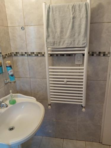 乌斯怀亚AzulTDF C的浴室设有水槽,毛巾架上挂着一条毛巾