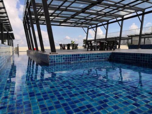 实兆远[FREE WI-FI]Travelers Homestay Sitiawan[6~10Pax]The Venus Apartment的一个带野餐桌的大型游泳池