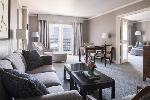 克莱顿圣路易斯丽思卡尔顿酒店的客厅配有沙发和桌子