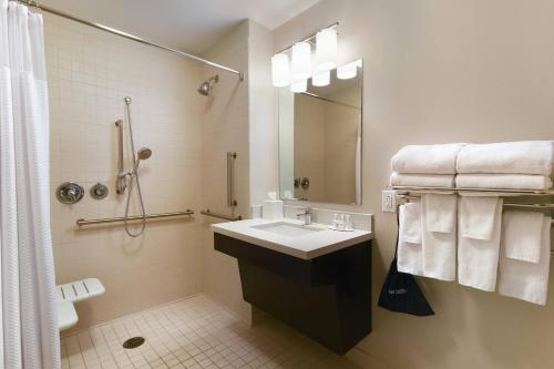 斯莱德尔TownePlace Suites by Marriott Slidell的一间带水槽和淋浴的浴室