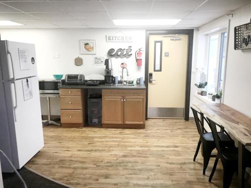 费尔班克斯Rewak Studios的客房设有带桌子和冰箱的厨房。