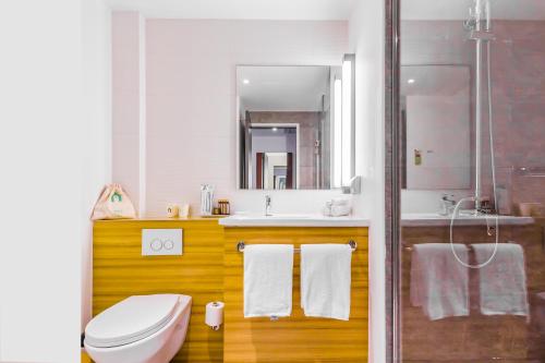 上海康铂酒店(上海火车站人民广场店)的浴室配有卫生间、盥洗盆和淋浴。