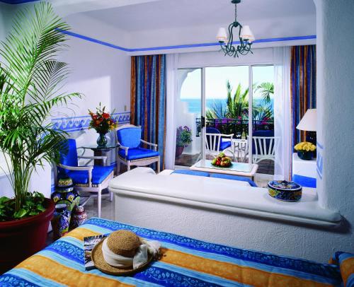 卡波圣卢卡斯Pueblo Bonito Los Cabos Blanco Beach Resort - All Inclusive的一间卧室,配有一张床,上面有帽子