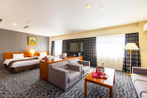 山形市山形大酒店 的酒店客房设有床和客厅。