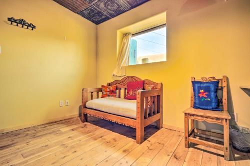 Santa CruzSanta Cruz Vacation Rental with Free WiFi的客房设有床、窗户和桌子。
