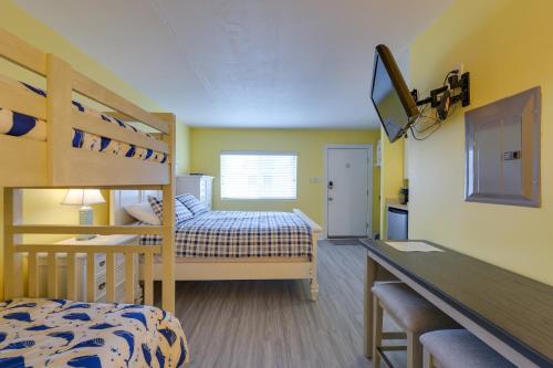 大洋城Ocean City Condo with Pool Walk to Boardwalk!的一间卧室配有两张双层床和一张书桌