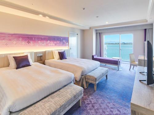 浦安Grand Nikko Tokyo Bay Maihama的酒店客房设有两张床和电视。