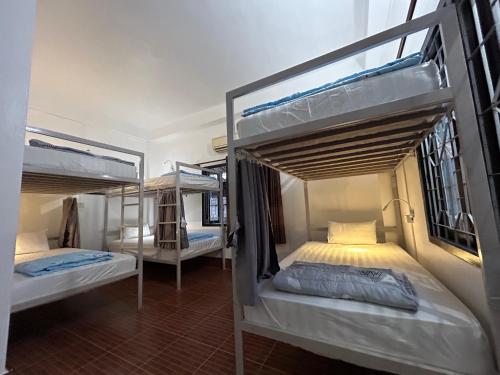 万荣Vang Vieng Backpackers Hostel的一间设有两张双层床的客房