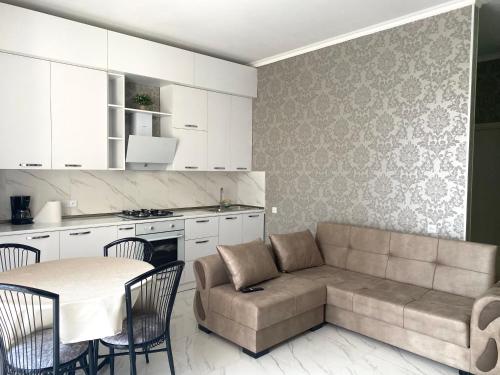 第比利斯Cozy House Tbilisi的客厅配有沙发和桌子