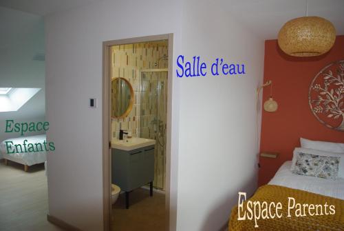 Nouans-les-FontainesAu Temps Retrouvé的一间卧室,浴室内设有盥洗盆和梳妆台