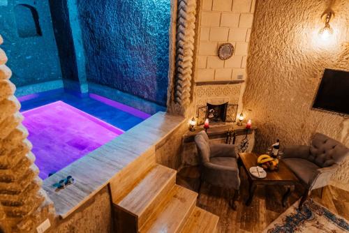 于尔居普Bayar Cave Suites的享有带游泳池的客房的顶部景致