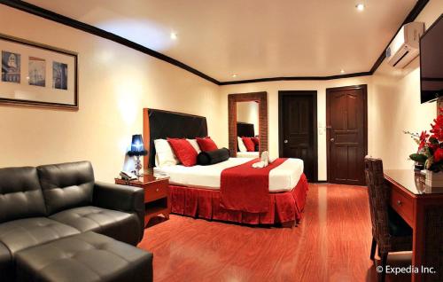 安吉利斯Grand Central Hotel的酒店客房,配有床和沙发
