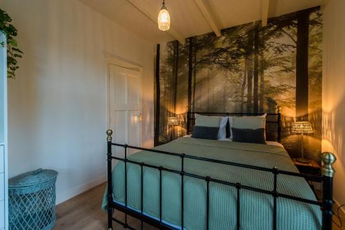 霍勒姆De Klokkenluider的一间卧室配有一张壁画床