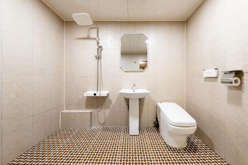 仁川市Incheon BoscoHotel的一间带卫生间和水槽的浴室