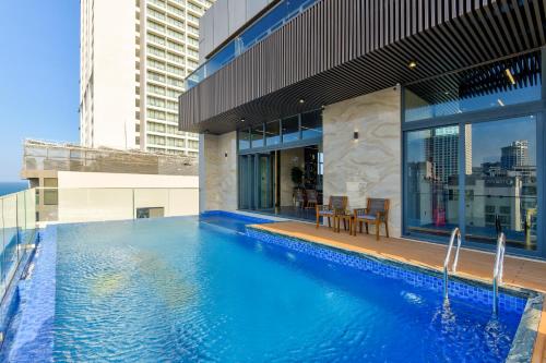 芽庄Maris Hotel Nha Trang的建筑物屋顶上的游泳池