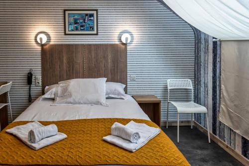 康卡勒Hotel La Voilerie Cancale bord de mer的一间卧室配有一张大床和毛巾