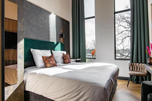 赞丹Monument Hotel的一间卧室设有一张大床和一个大窗户