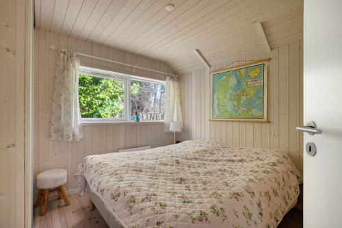 JægersprisNewer Holiday Home In Green Surroundings的一间卧室设有一张床和一个窗口