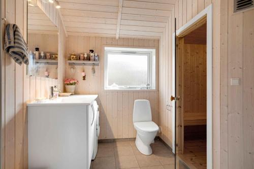 JægersprisNewer Holiday Home In Green Surroundings的一间带卫生间、水槽和窗户的浴室