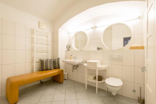 萨尔茨堡Sound of Music World Appartement的一间带卫生间、水槽和镜子的浴室