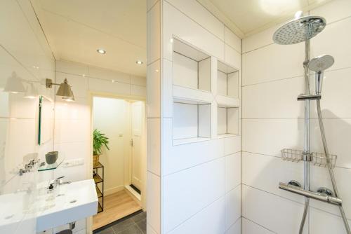 霍勒姆De Klokkenluider的带淋浴和盥洗盆的白色浴室