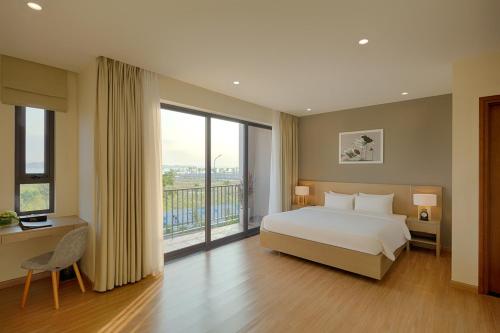 下龙湾Villa 102 royal lotus, Hùng Thắng, Hạ Long, Quảng Ninh的一间卧室设有一张床和一个大窗户