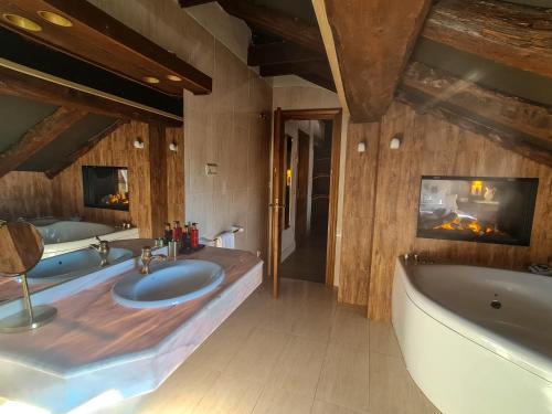 艾因萨Apartamentos El Rincón de Usana Zona Zero的浴室配有2个盥洗盆和1个浴缸。