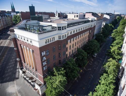 赫尔辛基克劳斯K酒店的享有大型砖砌建筑的空中景致