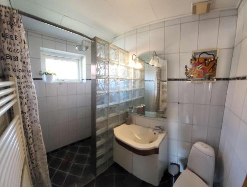 比伦德Family Friendly Apartment, Garden, 900m LegoHouse, Lalandia, Legoland的白色的浴室设有水槽和卫生间。
