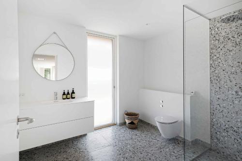 维斯特索马肯Heavenport的白色的浴室设有水槽和镜子