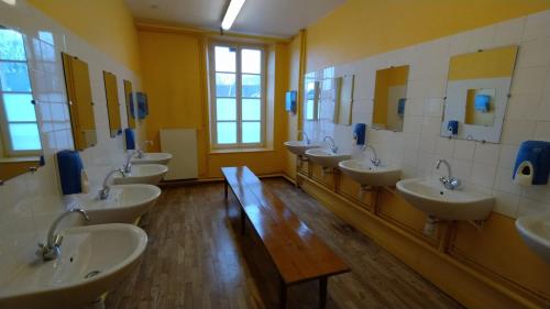 贝叶Hostellerie des Grands Chapeaux的浴室设有一束水槽和镜子