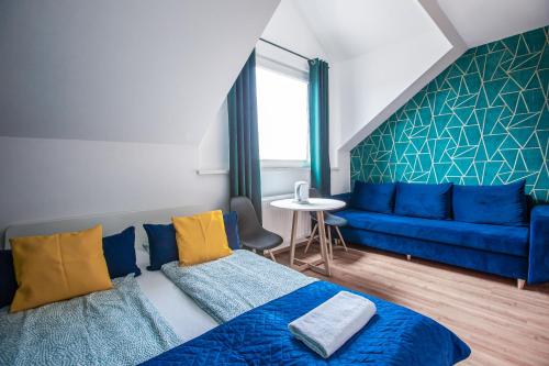 乌斯特卡WillaMaks的客厅配有蓝色的沙发和蓝色的床