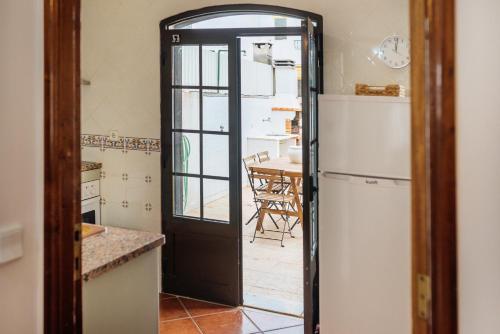 阿尔图拉Altura Beach Villa by GT House的厨房配有白色冰箱和桌子