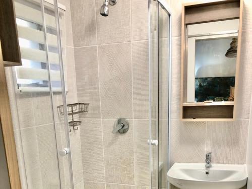 帕尔Paarl Views的带淋浴、卫生间和盥洗盆的浴室