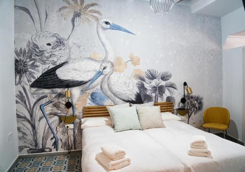 阿尔科斯-德拉弗龙特拉Casa Rural Casa Levante的卧室配有一张墙上鸟床