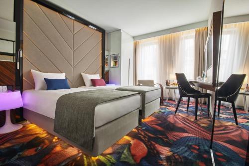 克拉科夫INX设计酒店的配有一张床和一张书桌的酒店客房