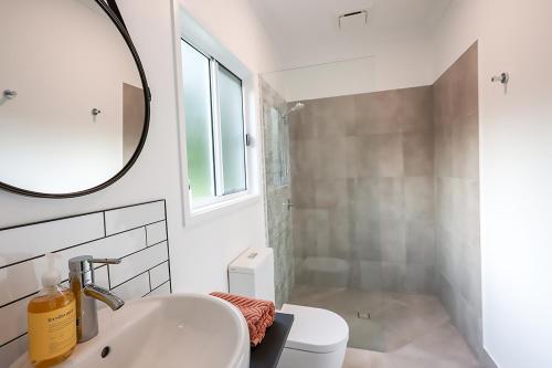 ValdoraThe Poolhaus Retreat - Peaceful Private Studio的白色的浴室设有水槽和镜子