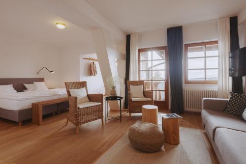 圣玛尔根德尔赫尔申旅馆的酒店客房设有床和客厅。