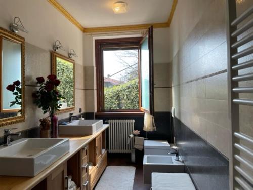 克雷米亚Villa Emma的浴室设有3个水槽和2面镜子