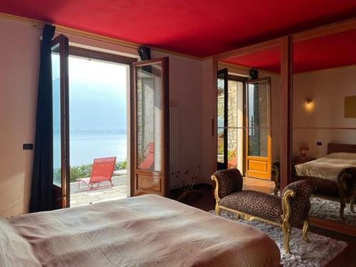 克雷米亚Villa Emma的一间卧室配有一张床,享有海景
