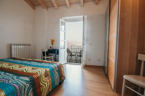 斯特雷萨La casa sull'Isola Pescatori的一间卧室设有一张床,并有通往阳台的门