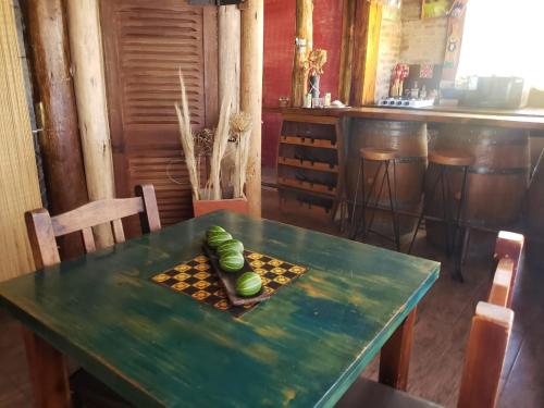 凡塔纳镇Altitud 410的上面有黄瓜的绿色桌子