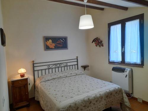 卡夏Agriturismo Casale Sant'Antonio的一间卧室设有一张床和一个窗口